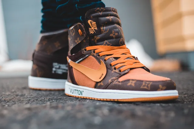 Close-up of luxury Nike Air sneakers with Louis Vuitton design, showcasing style and fashion detail. Confrontare bundle e limited edition nelle collaborazioni