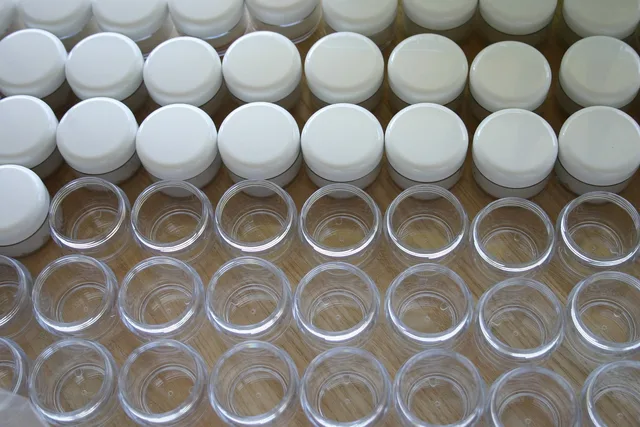 cosmetics, production, crucible, skin care, intobeauty, swiss, cream, serum, eye cream, day cream, night cream, peeling, lotion, gel, empty, sale, purchasing, product, maintenance, business, serum, serum, night cream, lotion, lotion, lotion, lotion, lotion. Confrontare margini diretti e margini wholesale