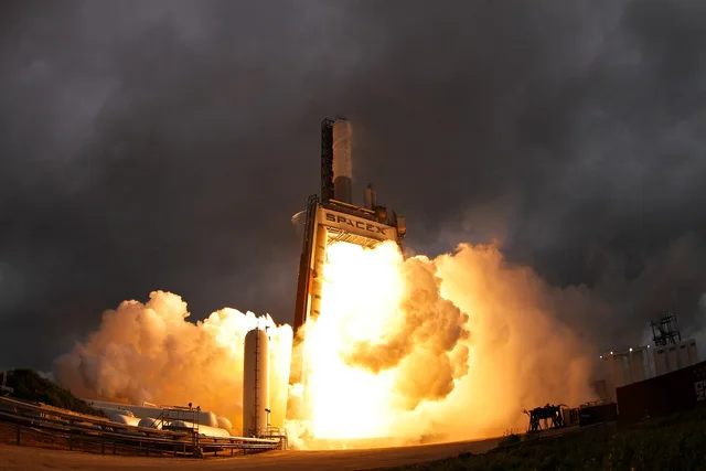 rocket motor test, engine test, explosion, fire, fuel, burn, heat, test, rocket, launch, launch pad, spacex, flames, gray fire, gray test, spacex, spacex, spacex, spacex, spacex. Preparare il lancio operativo